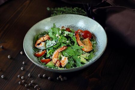 Легкий салат из рукколы с тигровой креветкой