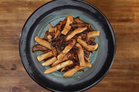 Токпоки с грибами шиитаке и овощами