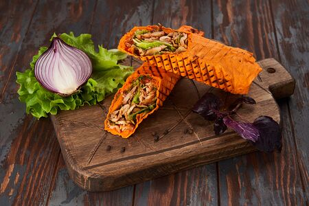 Шаурма с курицей в сырном лаваше