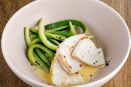 Кальмар со спагетти из цукини