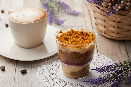 Вегетарианский трайфл Клубничный медовик