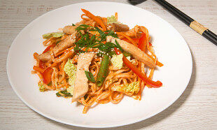 Wok острый с курицей