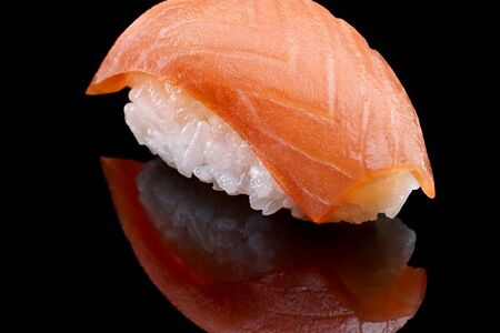 Нигири с копченым лососем