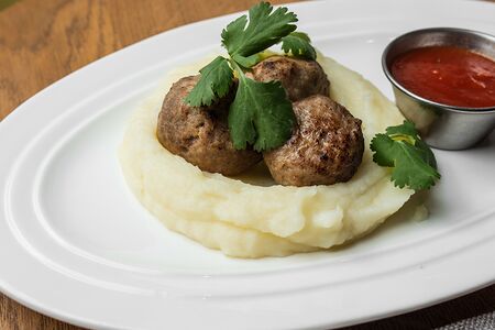 Тефтели с картофельным пюре