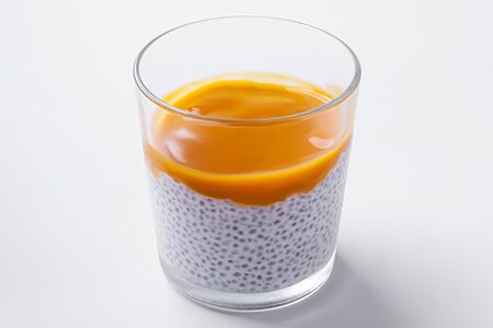 Чиа-пудинг с соусом манго-маракуйя