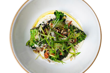 Брокколи с кремом из сыра с плесенью