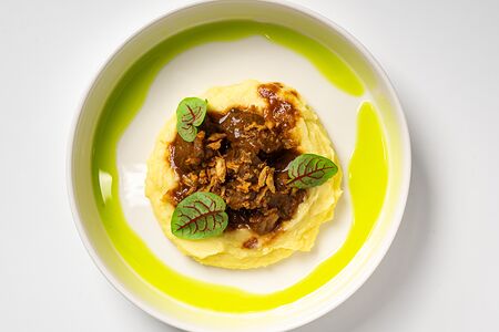 Говяжьи щеки с картофельным пюре