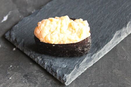 Гункан с креветкой