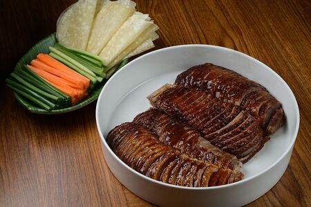 Утка по-пекински с овощами целая