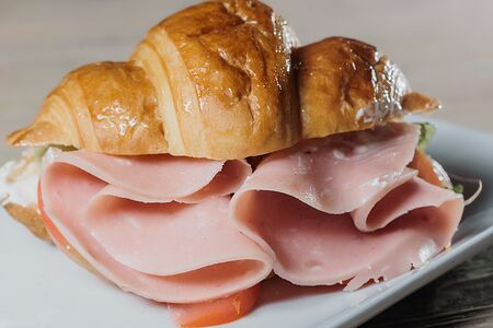 Круассан с ветчиной