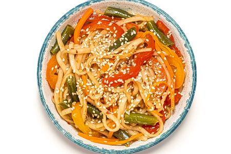 Удон с овощами в соусе свит чили