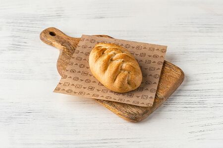 Пирожок с луком и яйцом