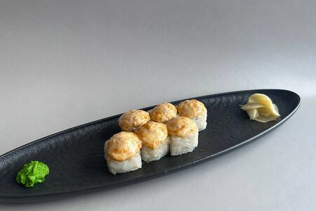 Запеченный ролл с лососем и кальмаром