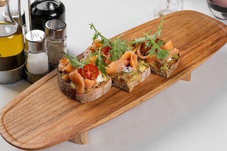 Брускетта с форелью