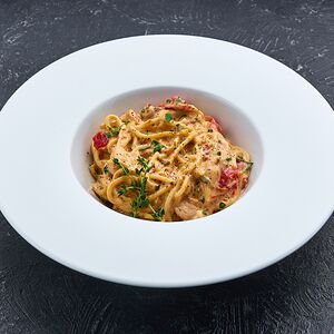 Букатини с цыплёнком в ореховом соусе