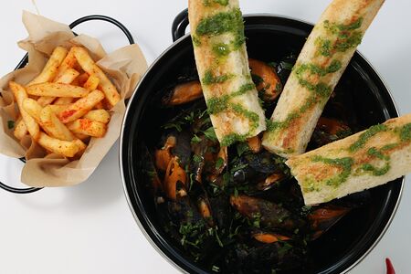 Мидии в соусе том ям с багетом и картофелем фри (большая порция)