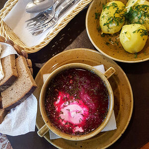 Борщ холодный с отварным картофелем