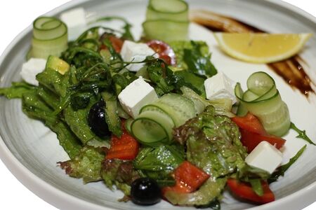 Салат по-гречески с авокадо