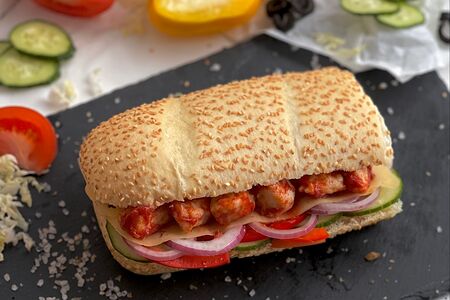 Сэндвич Курица в остром соусе сальса