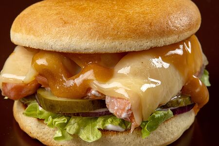 Бургер с лососем и соусом тартар