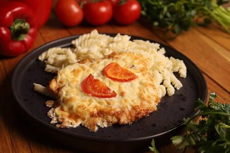 Отбивная из свинины с макаронами