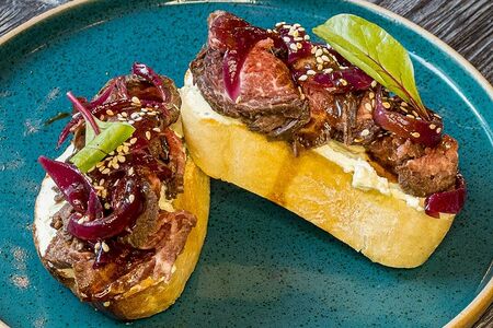 Брускетты с ростбифом