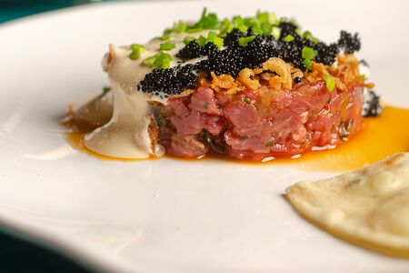 Говядина, битые огурцы, тобико