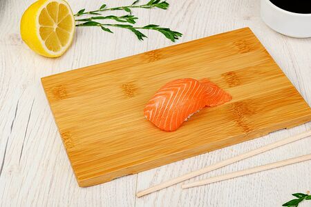 Суши с лососем