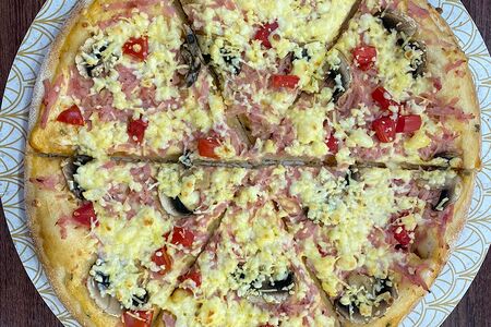 Пицца с ветчиной и грибами
