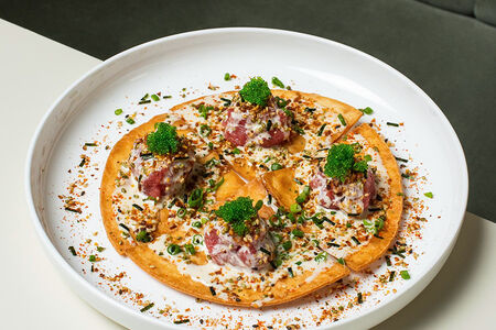 Хрустящий тунец с трюфельной заправкой