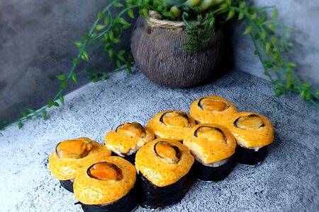 Ролл Запеченный с мидиями