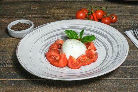 Буррата с томатами и базиликом
