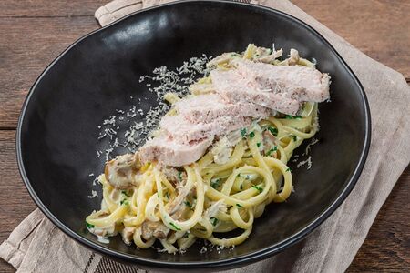 Паста с подкопчённым цыплёнком и грибами