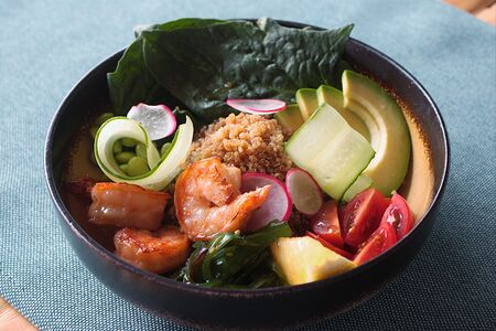 Боул с тигровыми креветками и киноа