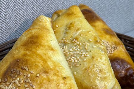 Самса из слоеного теста со свининой