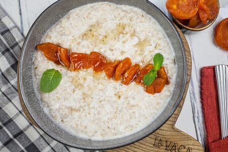 Каша овсяная с курагой на кокосовом молоке