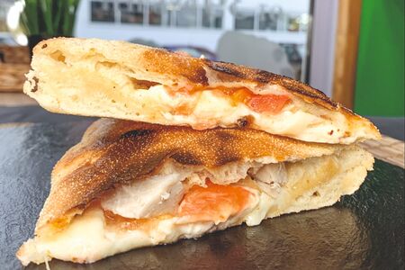 Кальцоне с курицей и сыром