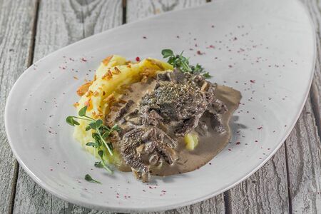 Бефстроганов с белыми грибами