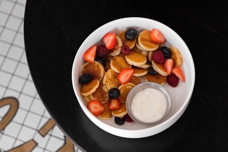 Мини панкейки / кленовый соус / ягоды