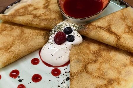 Блинчики со сметаной и малиновым соусом