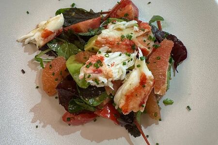 Салат с камчатским крабом, авокадо, томатами и грейпфрутом