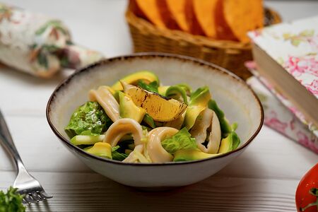 Салат-коктейль с кальмаром