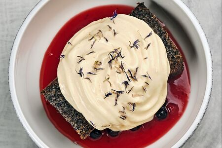 Маковый торт, заварной крем, ягоды