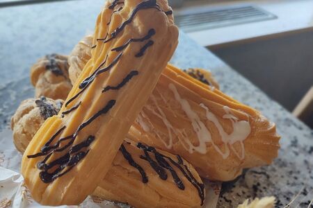 Эклер с белковым кремом