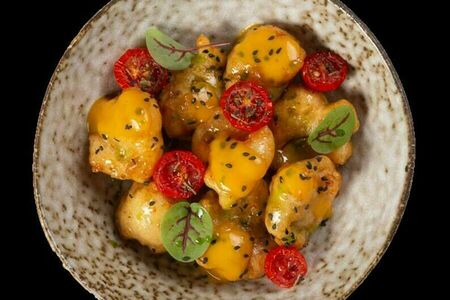 Рапан фри в кисло-сладком соусе с пюре манго