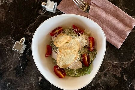 Салат Цезарь с курицей