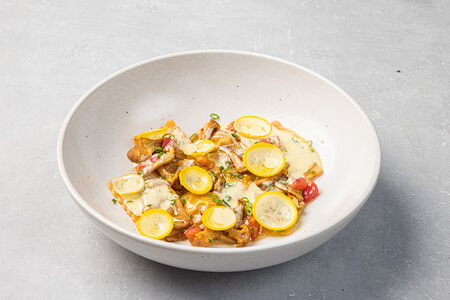 Равиоли с лисичками, молодым кабачком, соусом фуа-гра