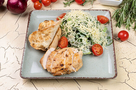 Салат Цезарь с курицей