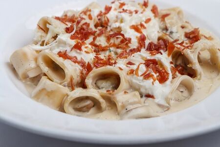 Мецци паккери с грибами, страчателлой и чипсами прошутто