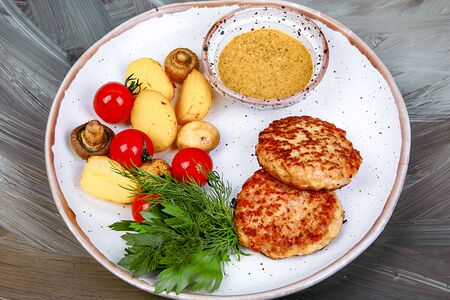 Биточки из индейки с овощами